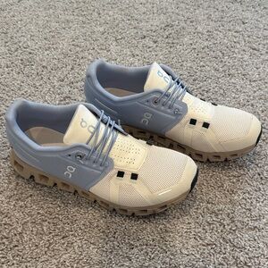 ON Cloud 5 women’s size 9. Only worn 2 times, great condition.